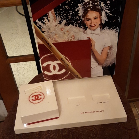 Limited-edition Chanel Number 5 red bottle. - Picture 3 of 8